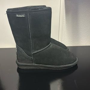 Women’s Bearpaw Short Winter Boot.